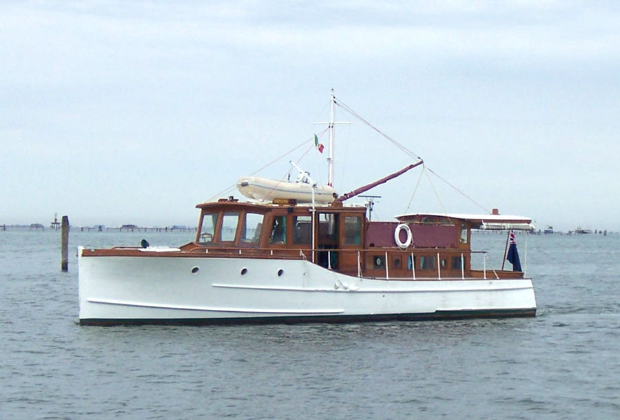 Classic Motor Yacht Papoose, Gentleman's Cruiser, fine ...